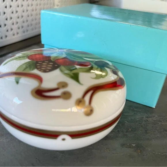 Tiffany & Co. White and Gold Ornament Box - Picture 3 of 7